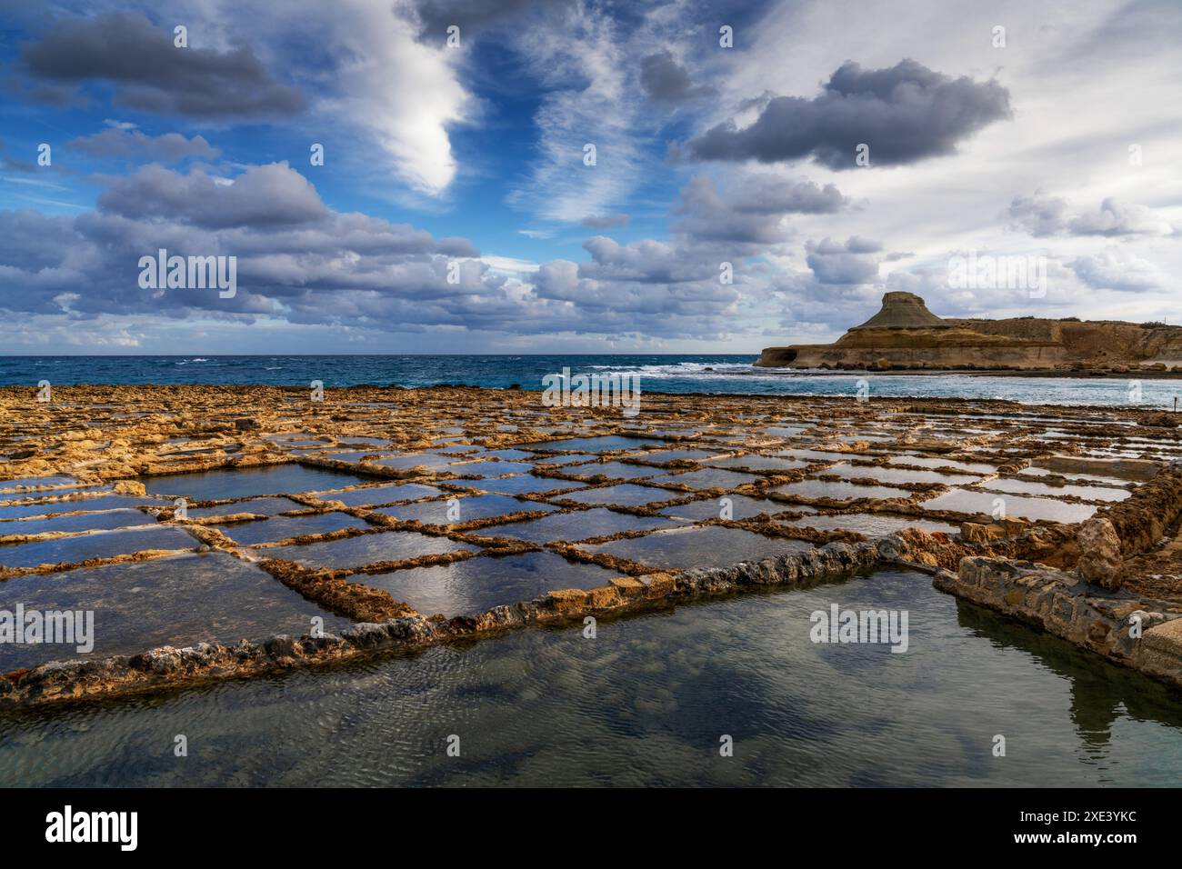 Vista delle saline nella baia di Xwejni sull'isola maltese di Gozo Foto Stock