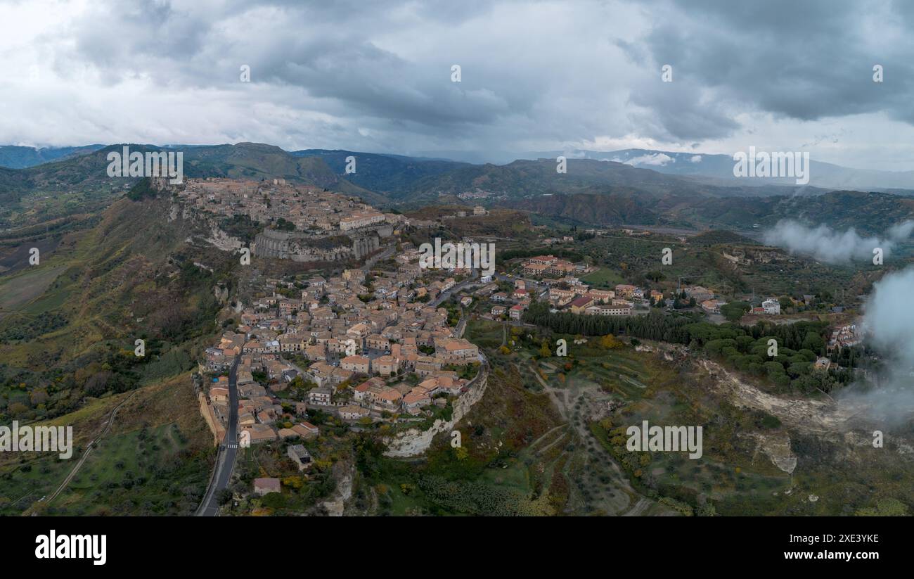 Prospettiva droni del pittoresco villaggio montano di Gerace in Calabria Foto Stock