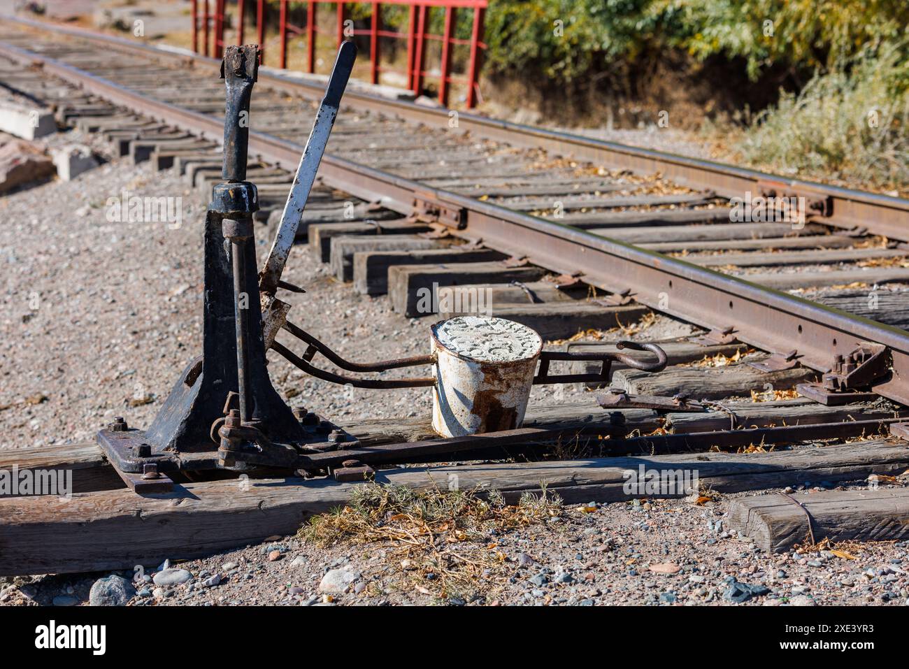 Interruttore per ferrovia manuale con leva e contrappeso nelle giornate estive Foto Stock