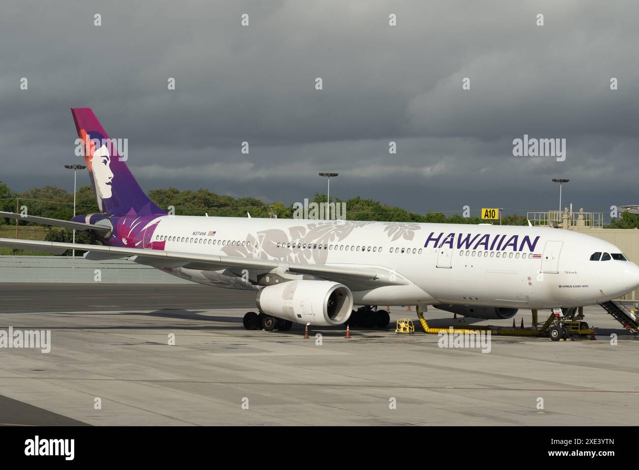 Un aereo Hawaiian Airlines parcheggiato sul piazzale dell'Aeroporto Internazionale di Honolulu. Honolulu, Hawaii, Stati Uniti. Foto Stock