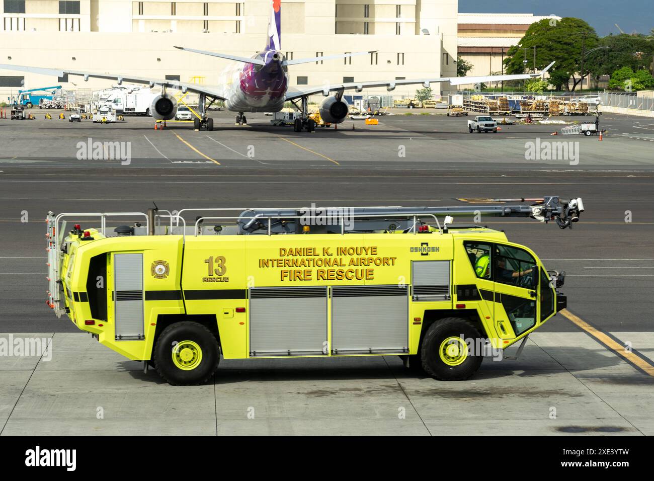 Daniel K. Inouye International Airport Fire Rescue 13 parcheggiato sul piazzale. Honolulu, Hawaii, Stati Uniti. Foto Stock