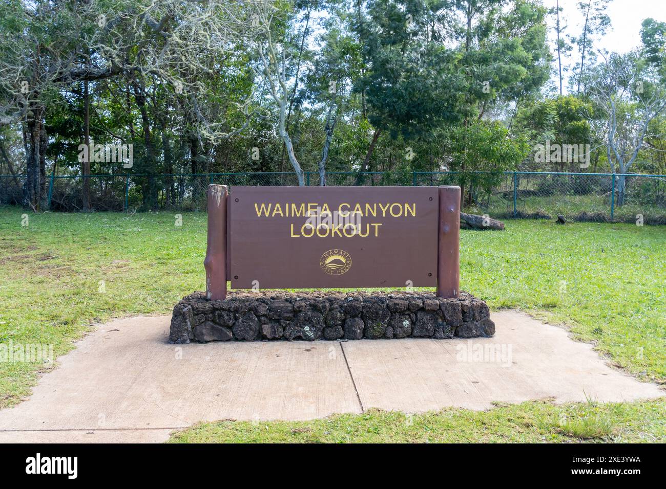 Waimea, Hawaii, Stati Uniti d'America - 18 gennaio 2024: L'insegna del Waimea Canyon Lookout nel Waimea Canyon State Park, Waimea, Hawaii, USA. Foto Stock