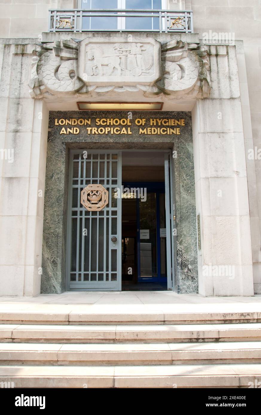 Main Entrance, London School of Hygiene and Tropical Medicine, Bloomsbury, Londra - Un centro di studio leader mondiale sulle malattie tropicali. Foto Stock