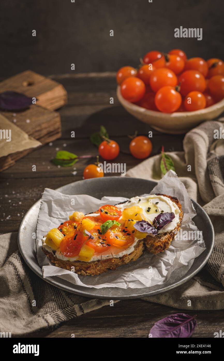 Bruschetta italiana con pomodori arrostiti Foto Stock