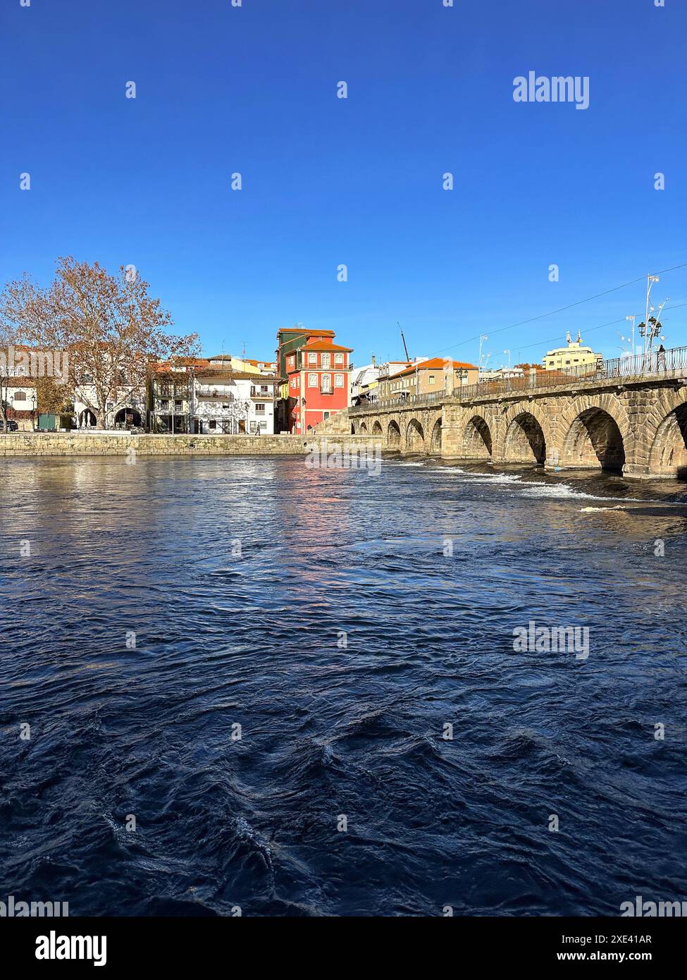 Parco cittadino sul fiume Tamega a Chaves Foto Stock