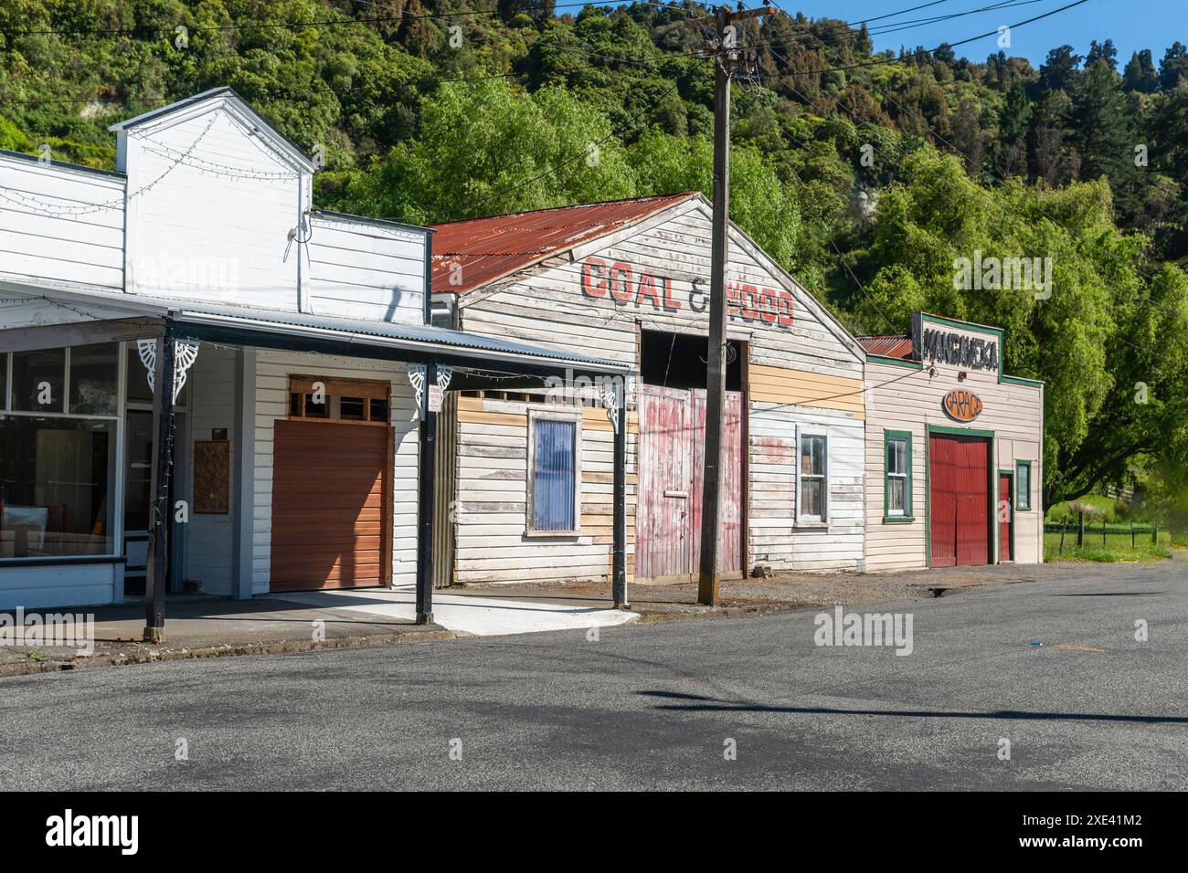 Mangaweka nuova Zelanda - novembre 30 2011; vecchi edifici trascurati in una piccola città New Zealand Street e edifici di Mangaweka. In via Manawatu-Wang Foto Stock