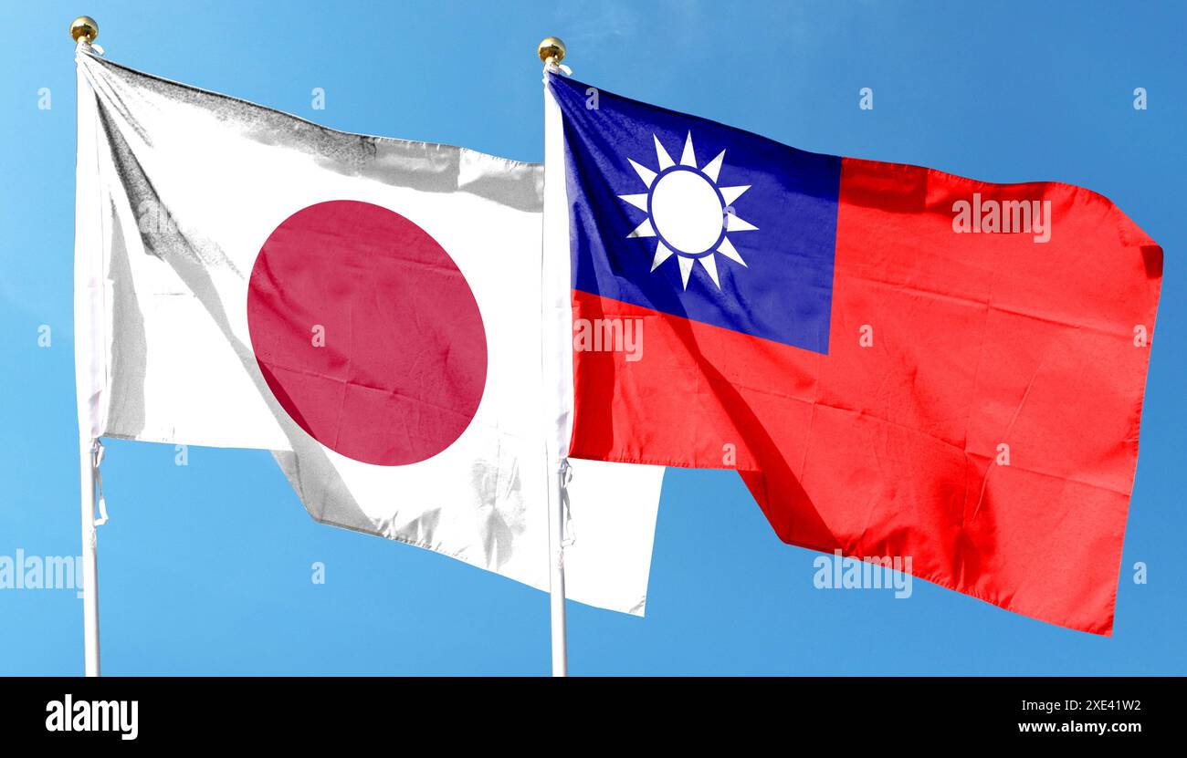 Bandiera del Giappone e bandiera di Taiwan sul cielo nuvoloso. Sventolando nel cielo Foto Stock