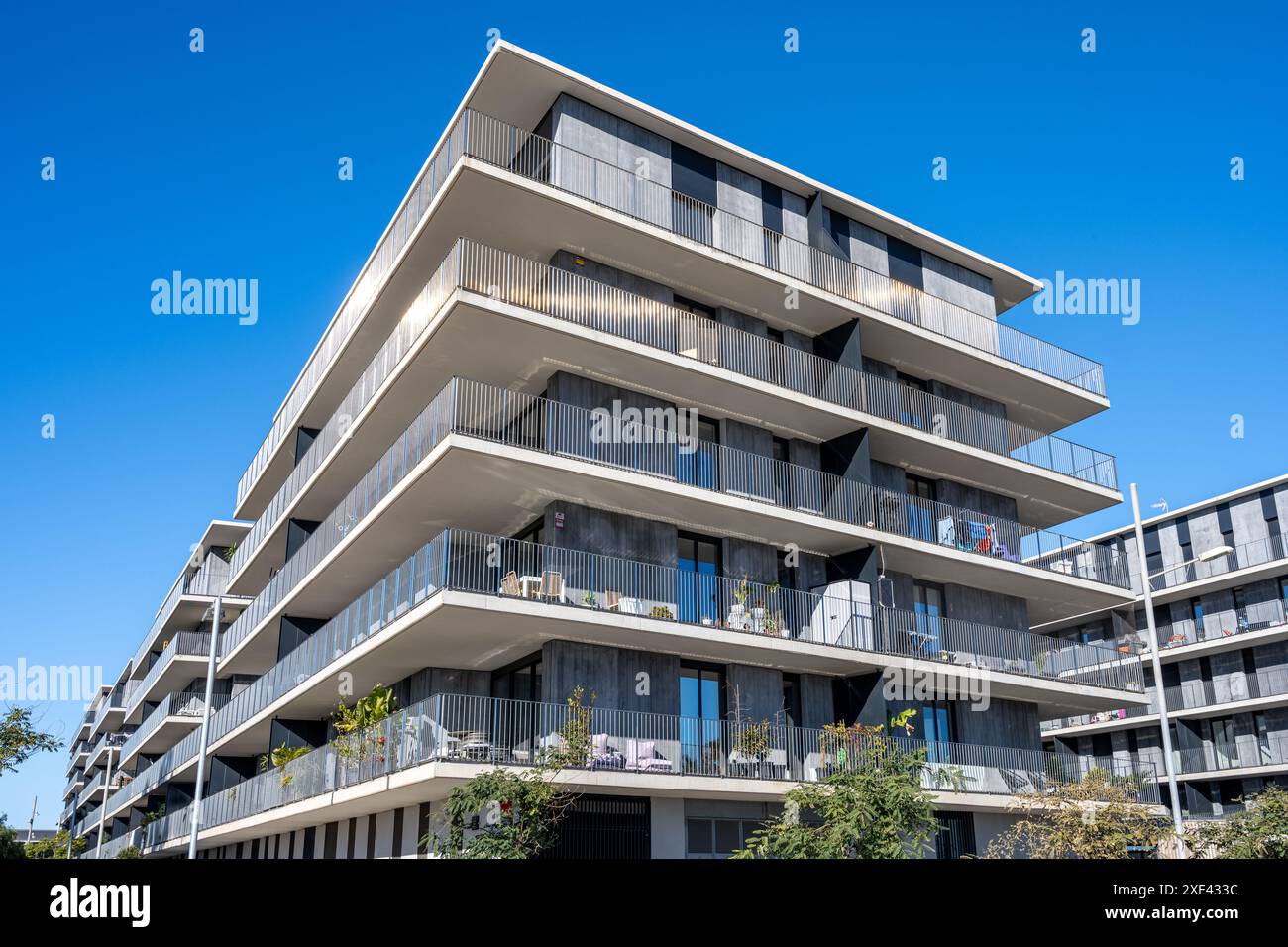 Moderni edifici di appartamenti grigi visti a Barcellona, Spagna Foto Stock