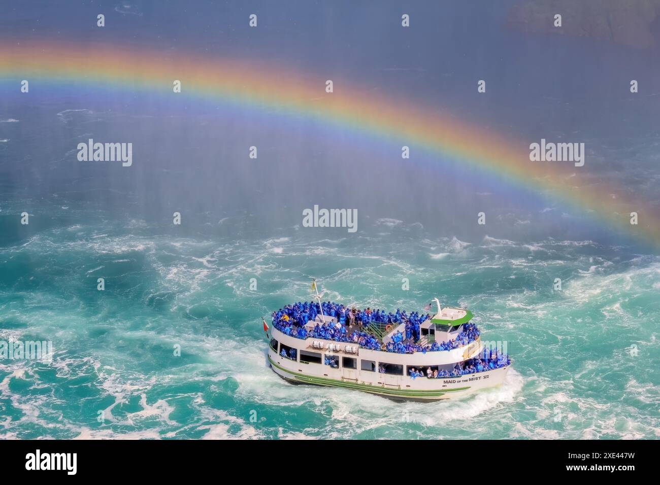 Niagara, Ontario, Canada. 7 giugno 2023. Turisti in gita in barca alle Cascate del Niagara in estate, con un arcobaleno che emerge dal Foto Stock
