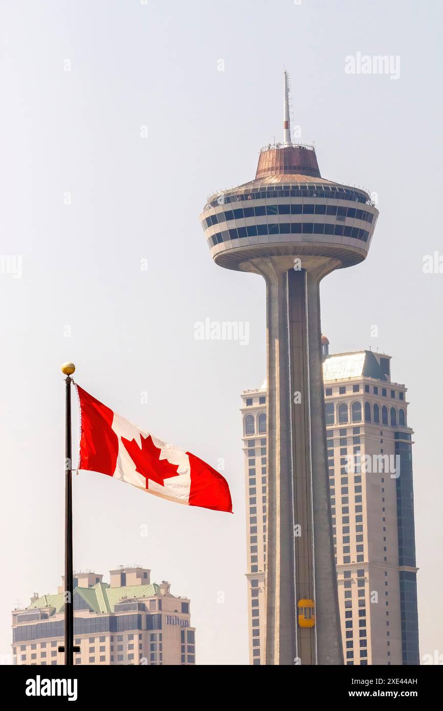 Niagara, Ontario, Canada. 2 gennaio 2024 la torre di osservazione Skylon con bandiera canadese. Foto Stock