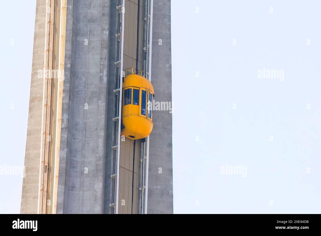Niagara, Ontario, Canada. 4 giu. 2023 vicino all'ascensore esterno della torre di osservazione Skylon, che offre ampie vedute di N Foto Stock