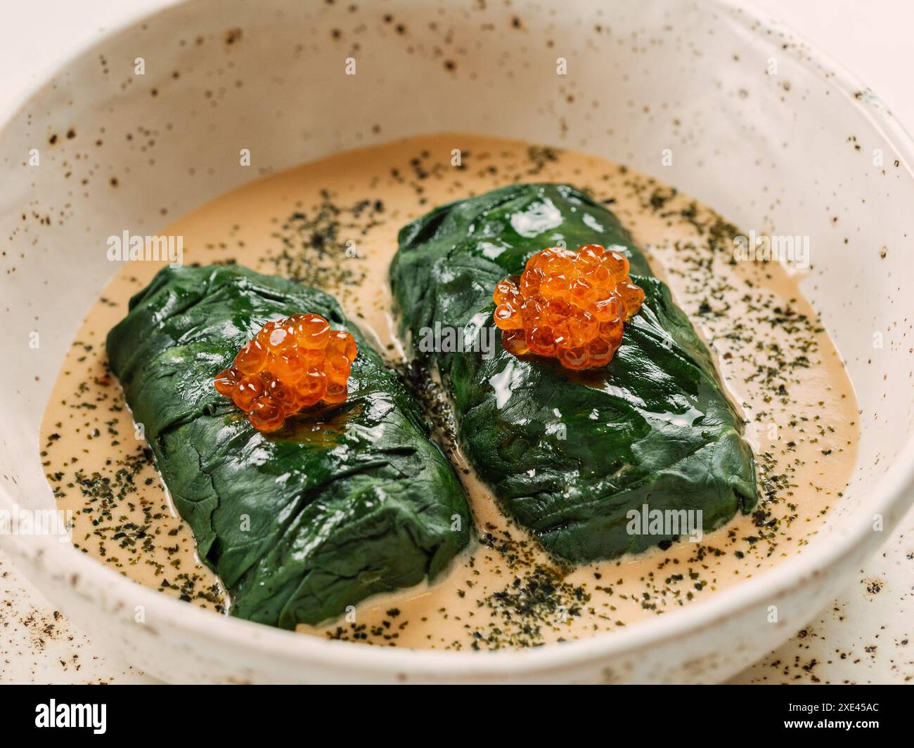 Involtini di cavolo ripieni serviti al caviale rosso Foto Stock