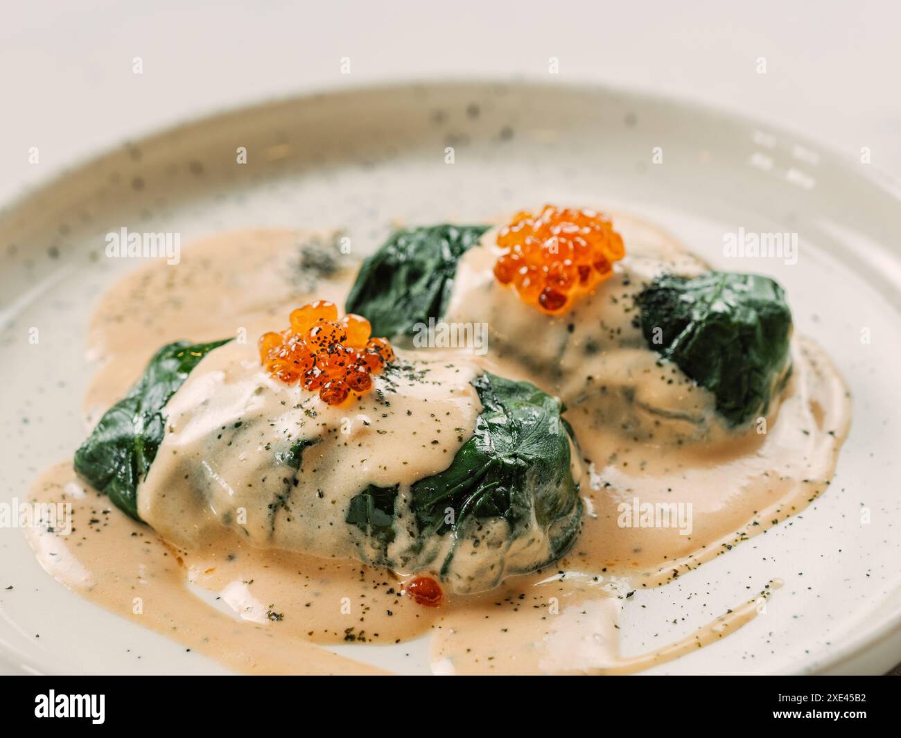 Involtini di cavolo ripieni serviti al caviale rosso Foto Stock