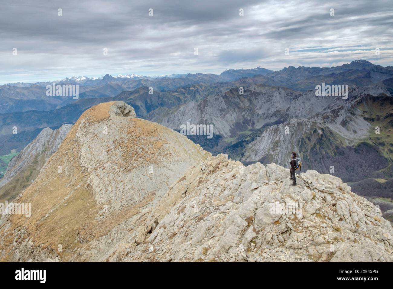 Escursionistas ascendiendo el collado hacia el pico Mesa de los Tres Reyes Foto Stock