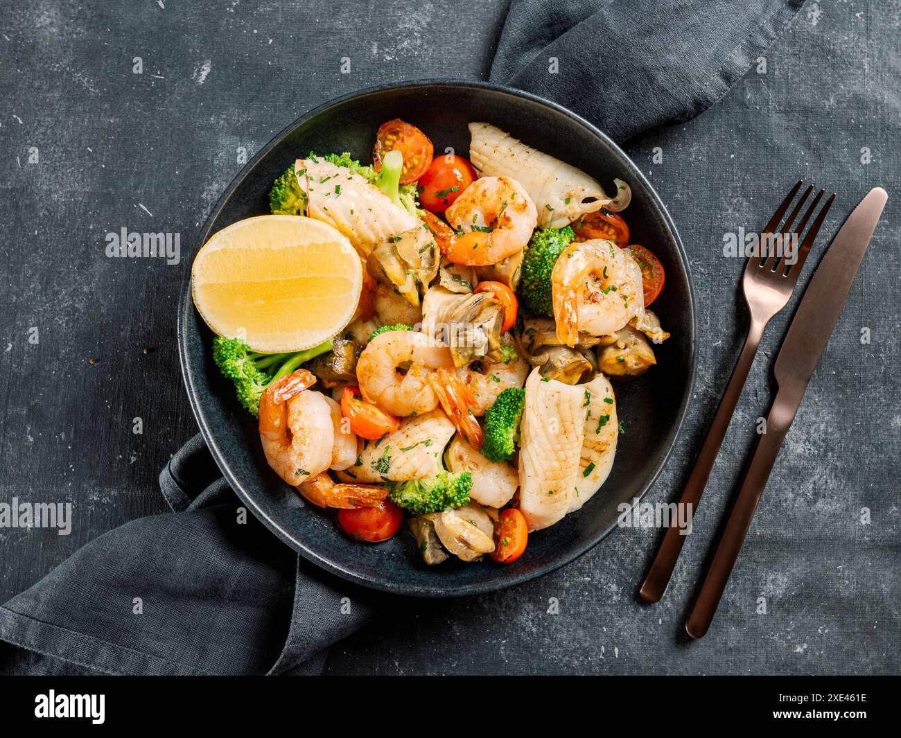 Insalata con frutti di mare misti su piatto scuro Foto Stock