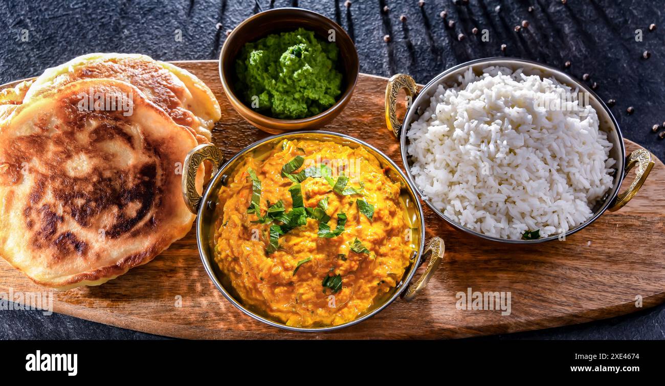 Pollo al curry con riso servito in pentole originali di karahi indiani. Foto Stock