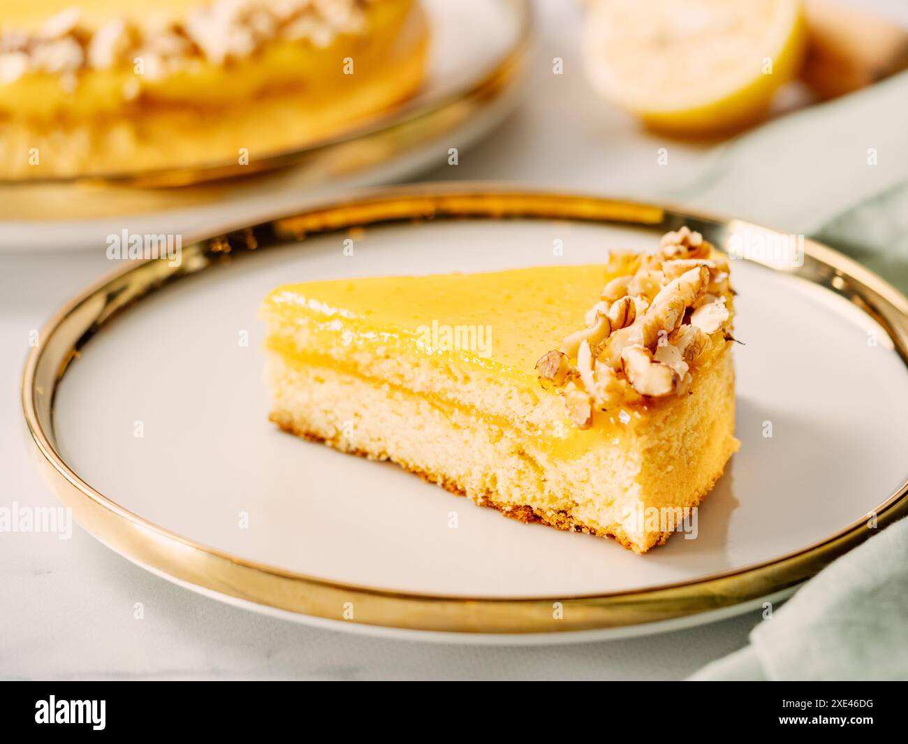 Un pezzo di deliziosa crostata al limone, torta o torta Foto Stock