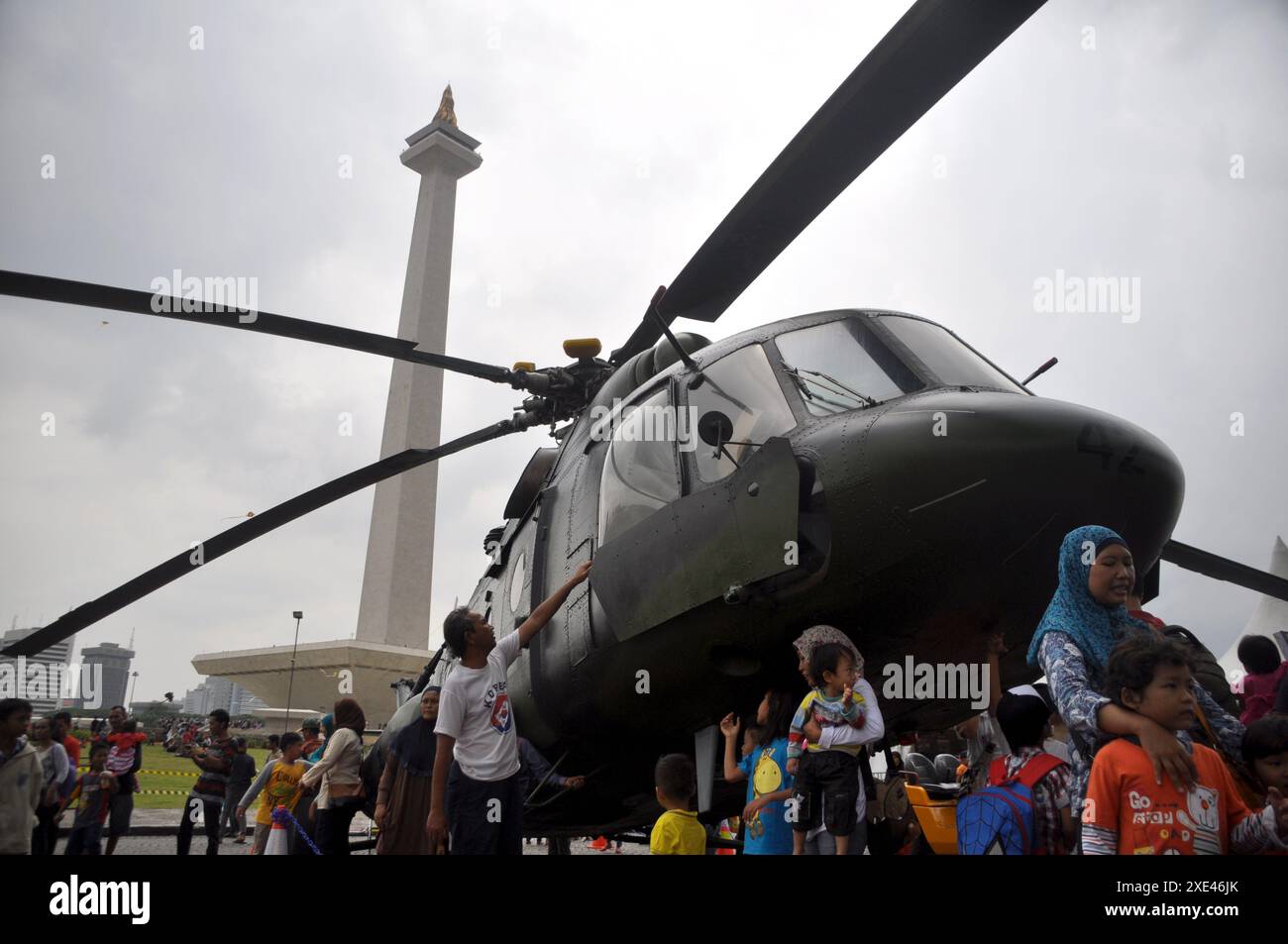 Giacarta, Indonesia - 13 dicembre 2014 : gli abitanti di Giacarta stanno guardando un elicottero alla mostra di equipaggiamento da combattimento TNI, Monas, Giacarta - Indone Foto Stock