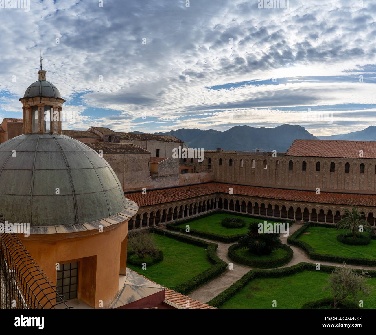 Vista del chiostro e della cupola della Cattedrale di Monreale in Sicilia Foto Stock