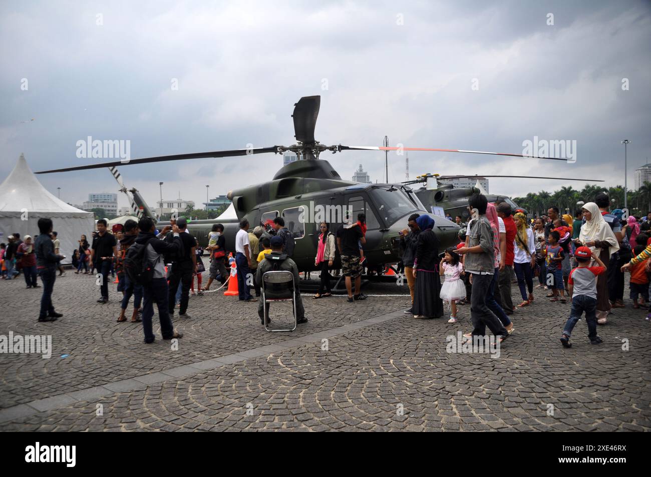 Giacarta, Indonesia - 13 dicembre 2014 : gli abitanti di Giacarta stanno guardando un elicottero alla mostra di equipaggiamento da combattimento TNI, Monas, Giacarta - Indone Foto Stock