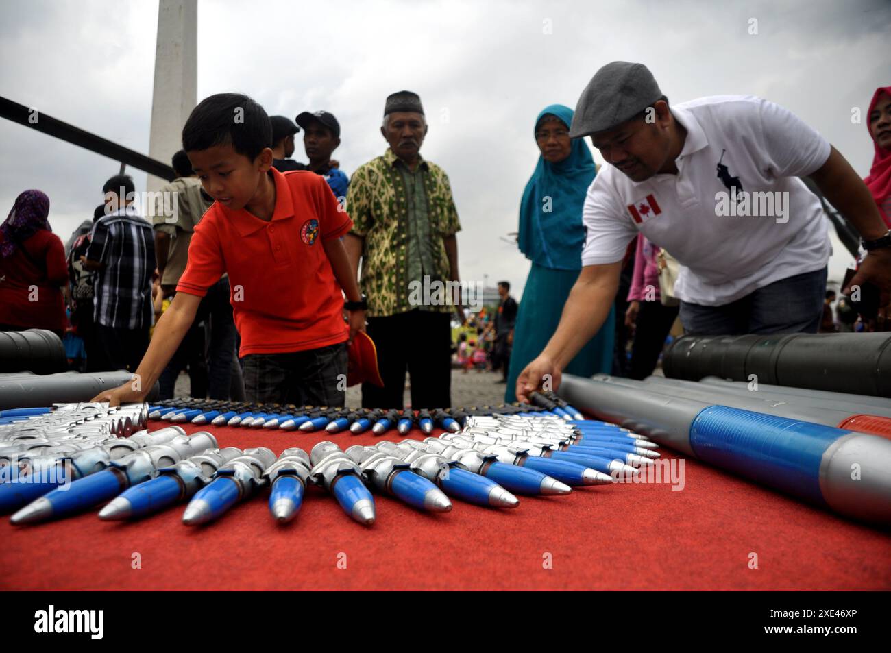 Giacarta, Indonesia - 13 dicembre 2014 : i residenti di Giacarta stanno guardando i tipi di proiettili di aerei da combattimento alla mostra TNI Combat Equipment at Foto Stock