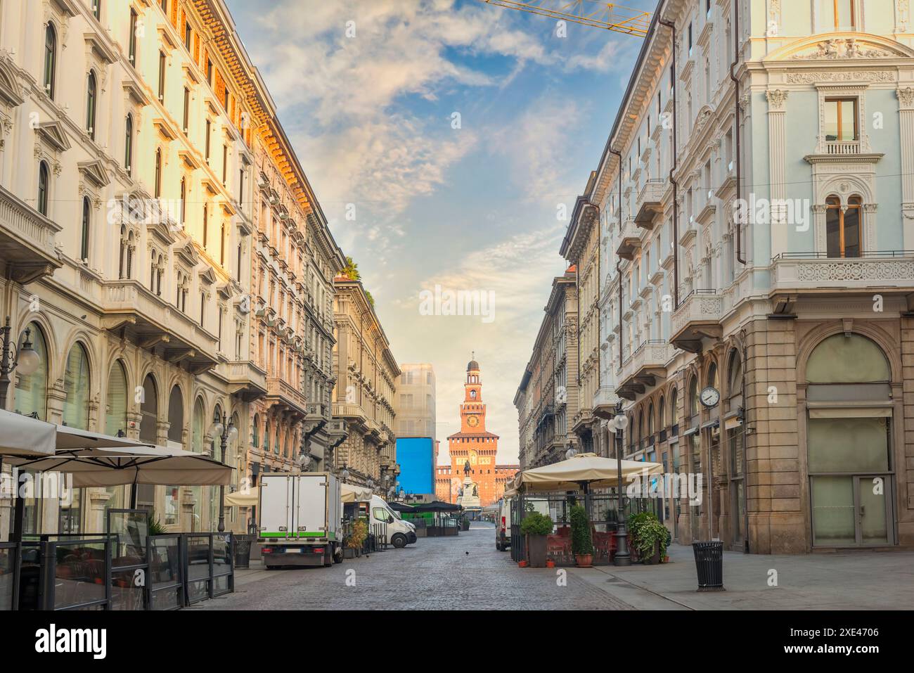 Via Milano e castello Foto Stock