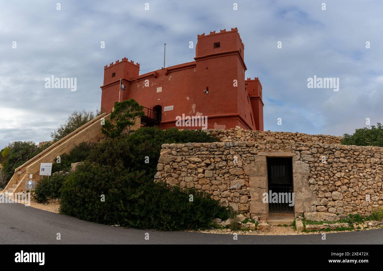 Vista della fortezza e della storica Torre di Sant'Agata a Malta sotto un cielo coperto Foto Stock
