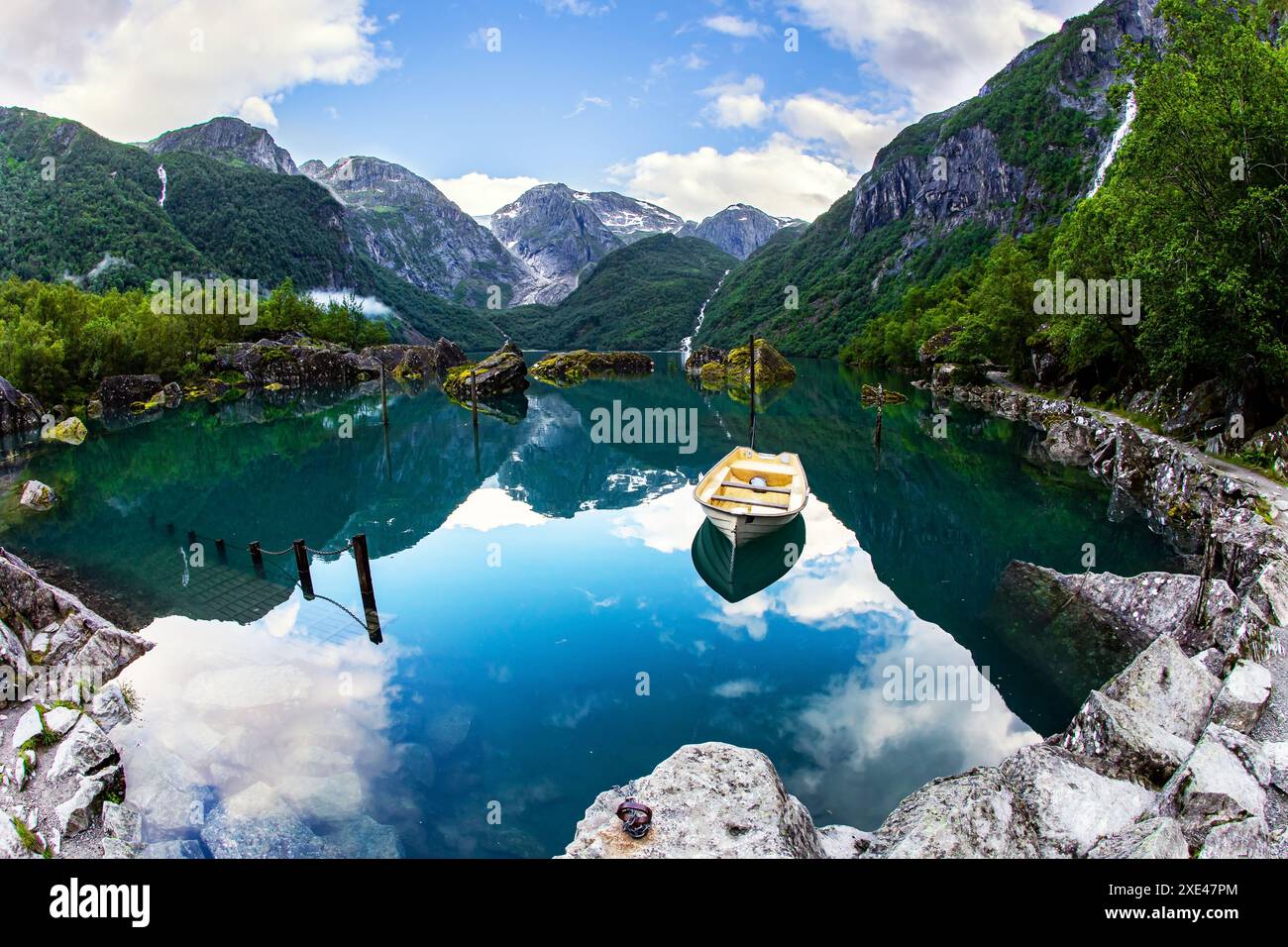 La barca si riflette nell'acqua Foto Stock
