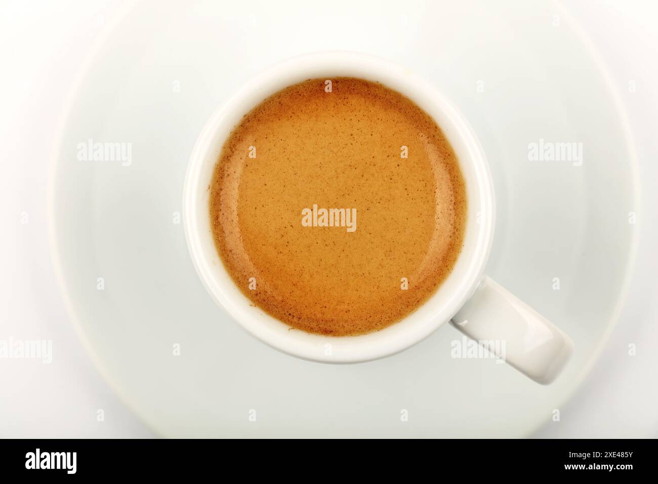 Tazza di caffè espresso completamente bianca su piattino isolato Foto Stock