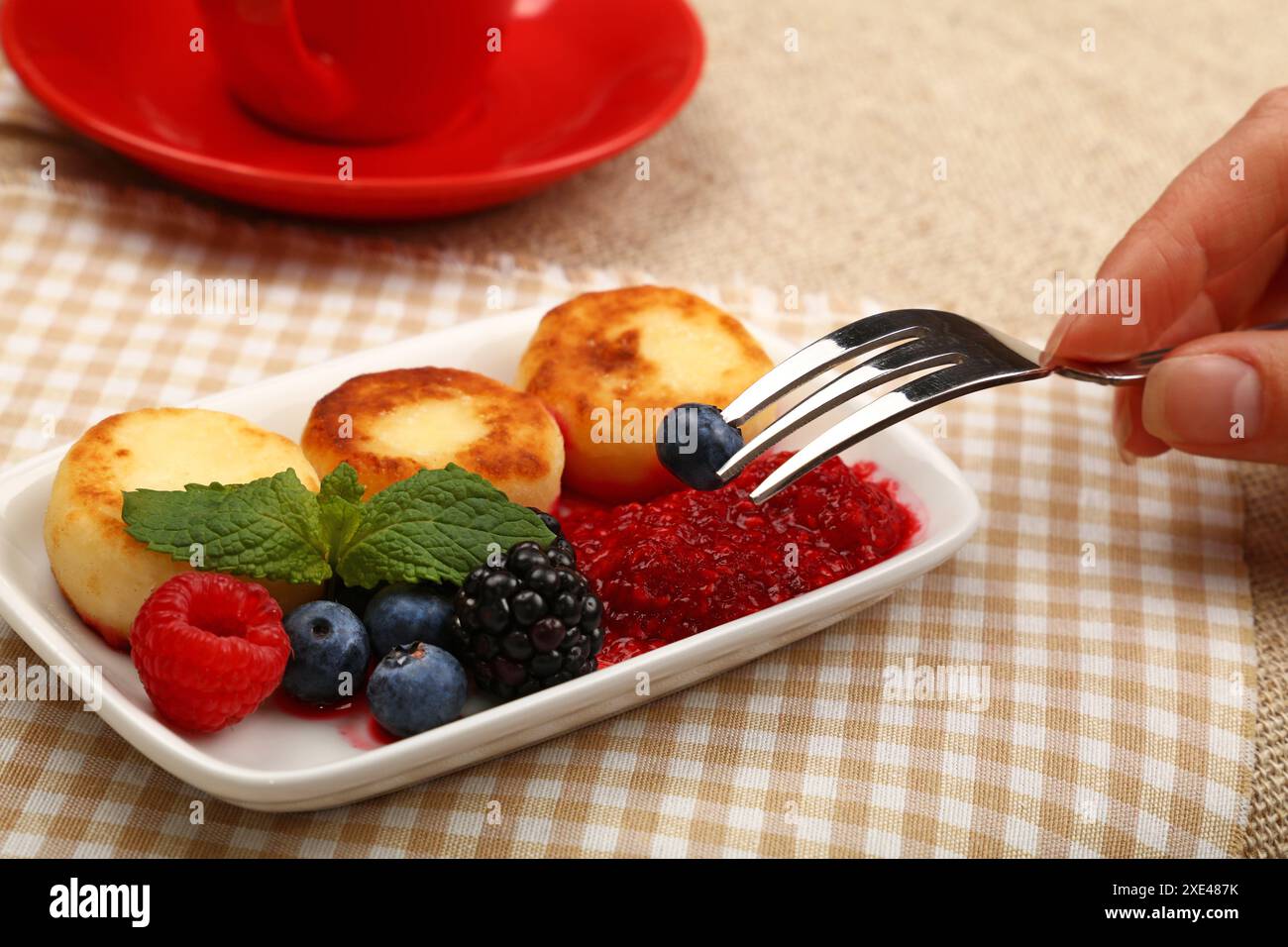 Frittelle al formaggio europeo di quark con frutta Foto Stock