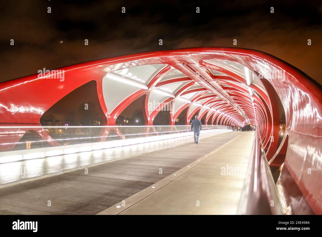 Calgary, Alberta, Canada. 10 giugno 2023. Vista interna del ponte della pace durante la notte. Foto Stock