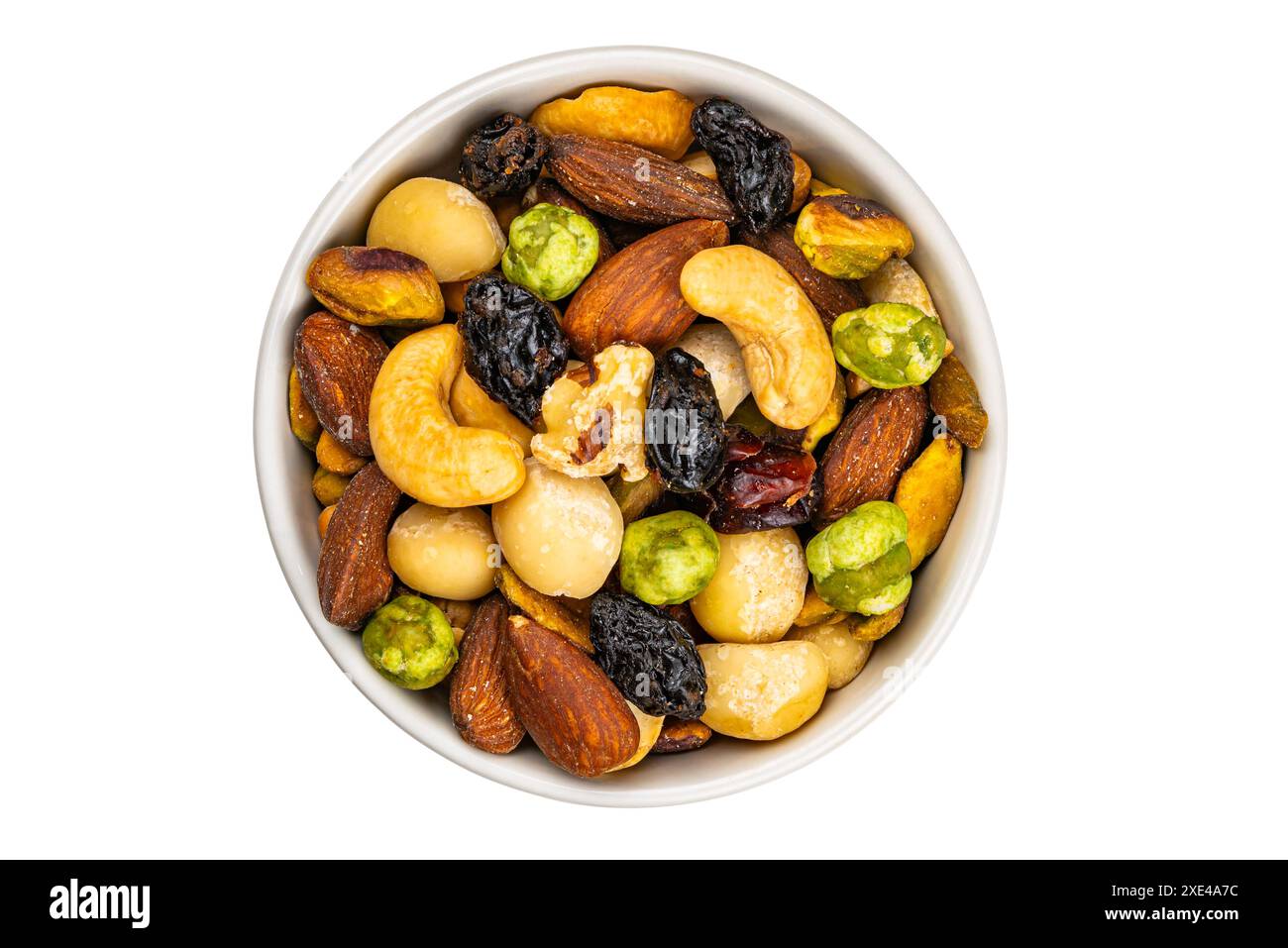 Vista dall'alto del mucchio di vari snack secchi di noci salati e fagioli in una ciotola di ceramica bianca. Foto Stock