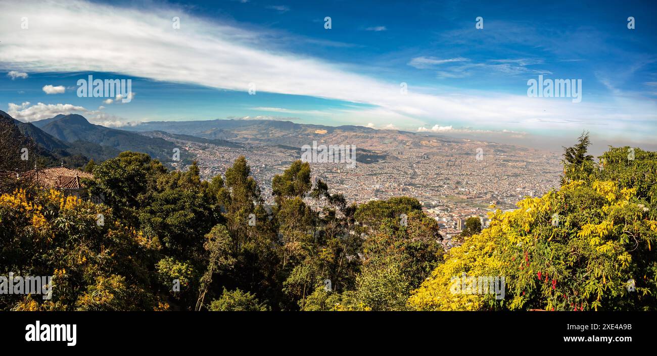 Vista panoramica di Bogotà, capitale della Colombia, e una delle città più grandi del mondo. Foto Stock