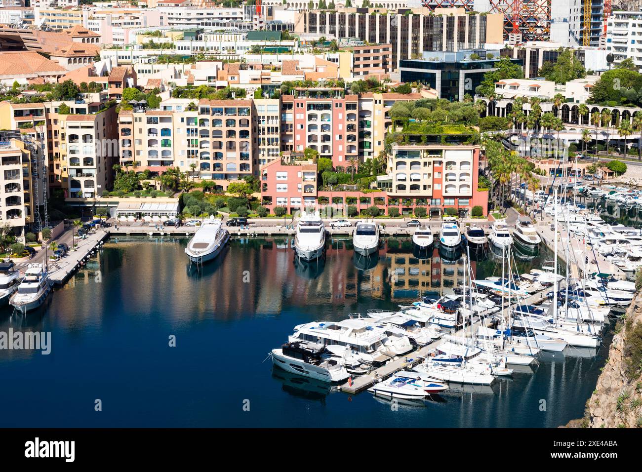 Montecarlo, Monaco - 2022 agosto: Vista panoramica del porto di Fontvielle con cielo blu e mare Foto Stock