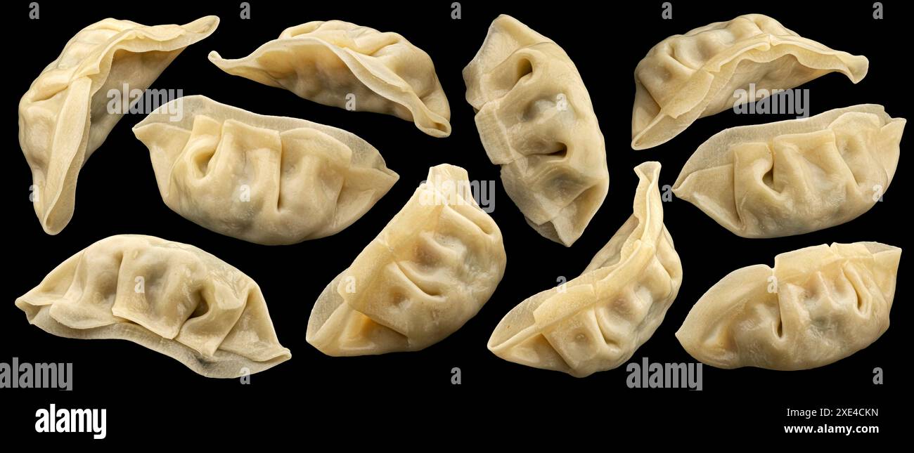 Gnocchi cinesi di Gyoza isolati su sfondo nero Foto Stock