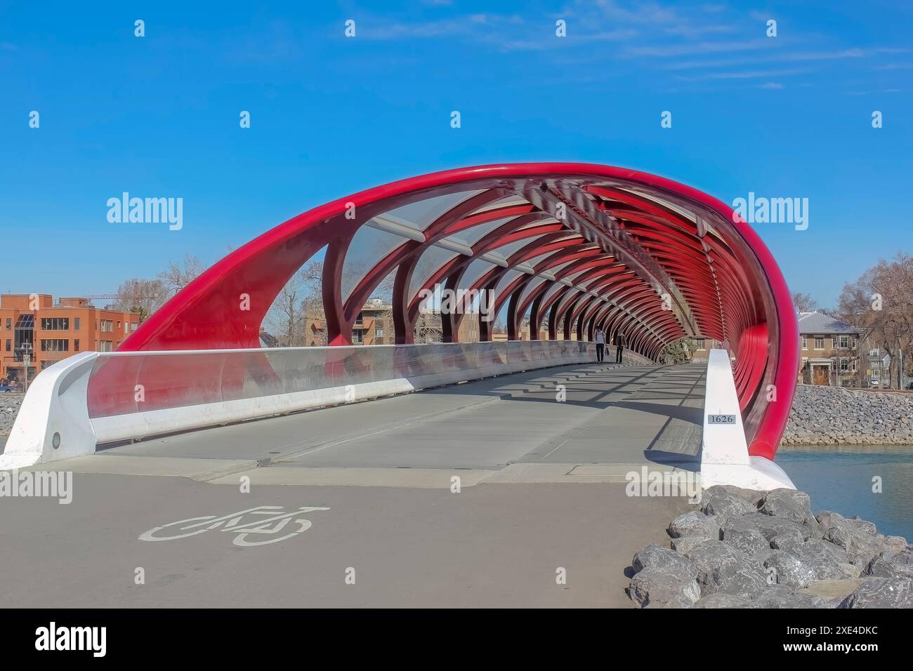 Calgary, Alberta, Canada. 10 luglio 2023. Vista interna del Peace Bridge, che ospita persone che camminano e pedalano lungo il fiume Foto Stock