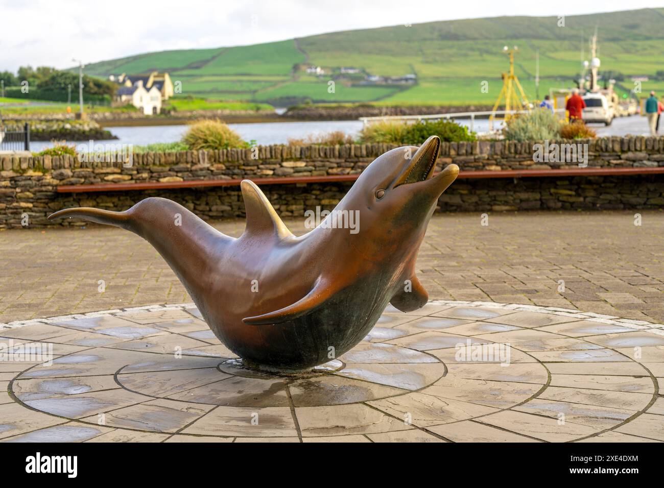 Statua di Fungie, la cittadina dei delfini sulla penisola di Dingle Foto Stock