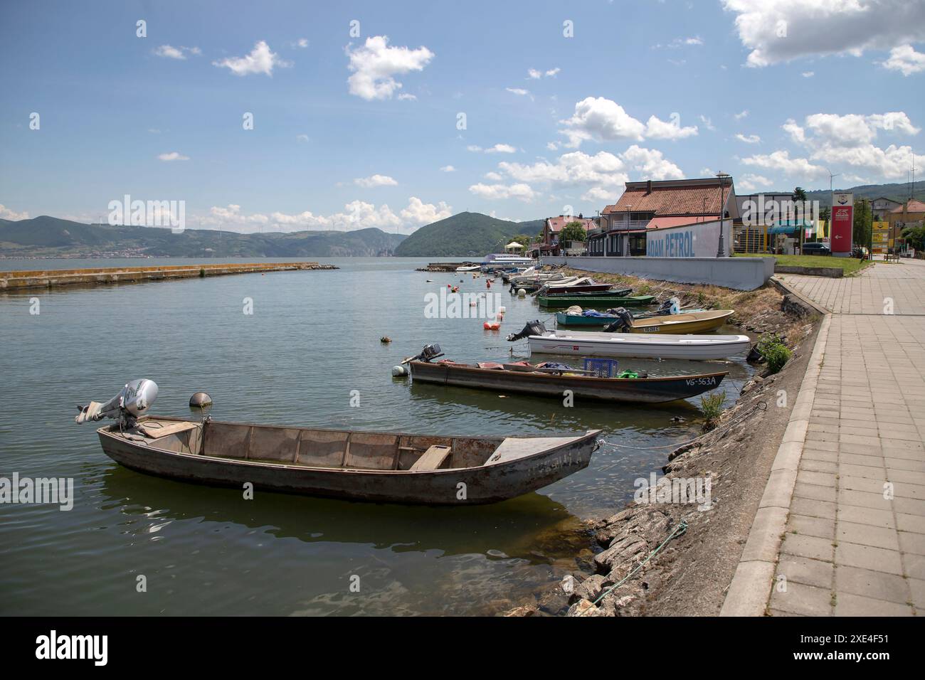 Barche di età avanzata ormeggiate lungo le rive del Danubio Foto Stock