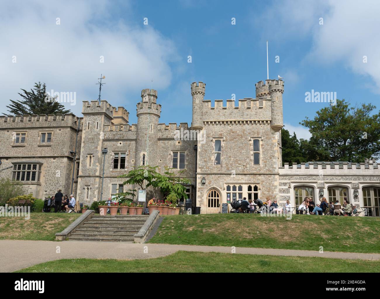 Monumento del castello di Whitstable. Vecchio forte medievale con vista sul caffè e sui giardini pubblici Foto Stock