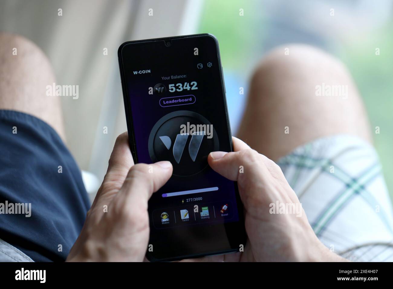 KIEV, UCRAINA - 20 APRILE 2024 W-Coin telegramma bot sullo schermo dello smartphone. W-Coin è un videogioco cripto basato su Telegram virale per guadagnare gettoni gestendo uno scambio cripto virtuale Foto Stock