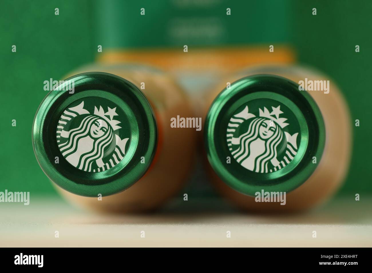 KIEV, UCRAINA - 20 APRILE 2024 Starbucks Frappuccino Coffee drink. Starbucks con sede a Seattle è la più grande azienda di caffè al mondo, con oltre 20.000 negozi in 62 paesi Foto Stock