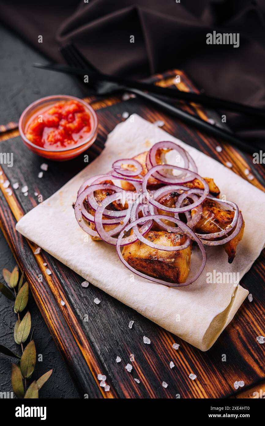 Kebab di pollo alla griglia con cipolle rosse Foto Stock