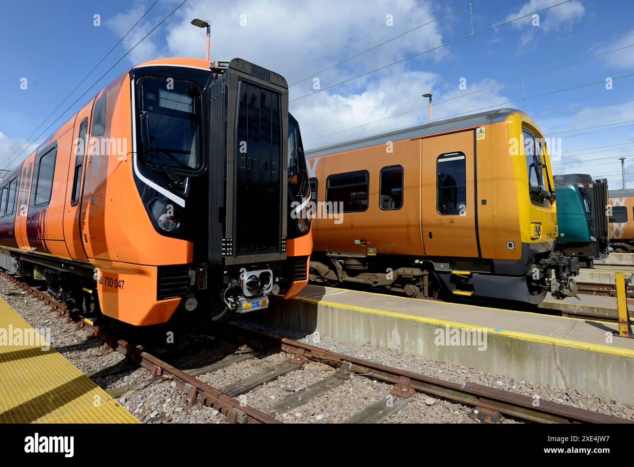 Treno elettrico LNWR Classe 350 Siemens Desiro e treno EMU West Midlands Railway Classe 323 a Soho Depot, Birmingham aprile 2024 Foto Stock