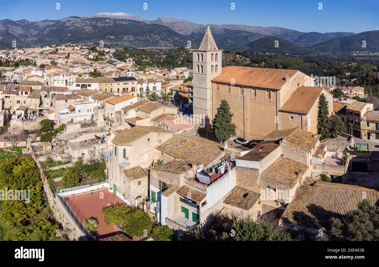 Chiesa dell'Immacolata Concezione e villaggio di Campanet con la Sierra de Tramuntana innevata sullo sfondo Foto Stock