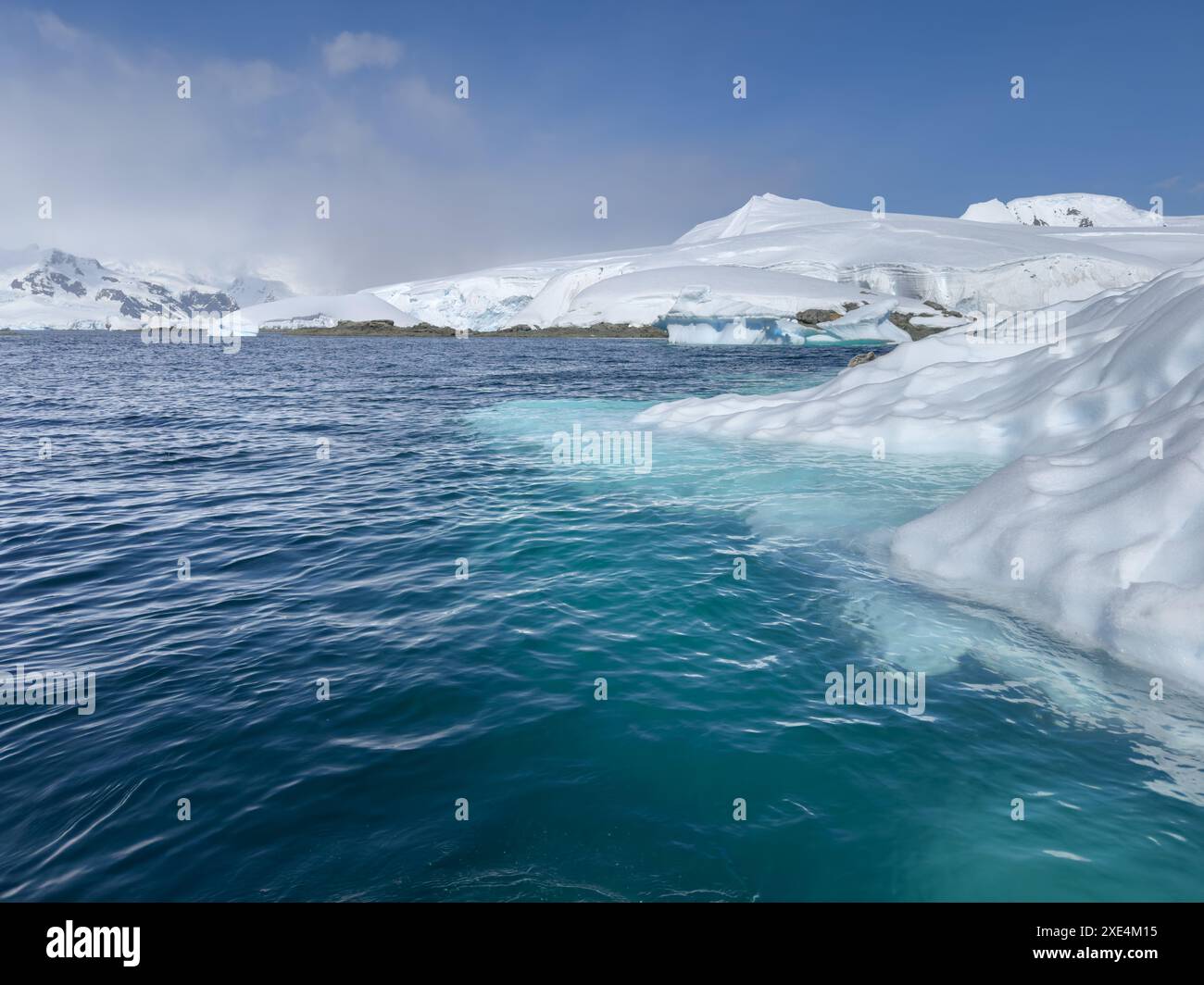 Un enorme ghiacciaio nell'oceano meridionale al largo della costa dell'Antartide, della Penisola Antartica, del Circolo Polare Artico meridionale, del wat azzurro Foto Stock