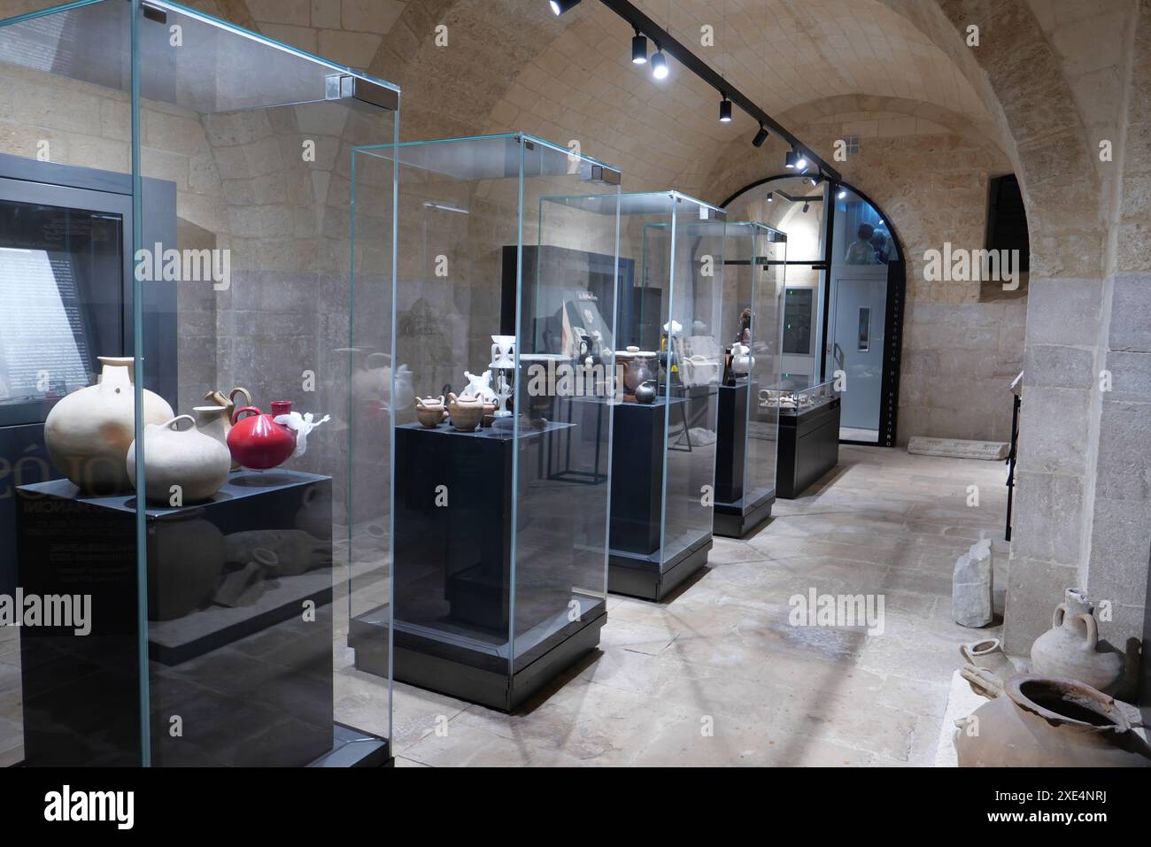 SALA INTERNA DEL MUSEO VESCOVILE CON REPERTI ARCHEOLOGICI DELL'ANTICA CANOSA DI PUGLIA Foto Stock