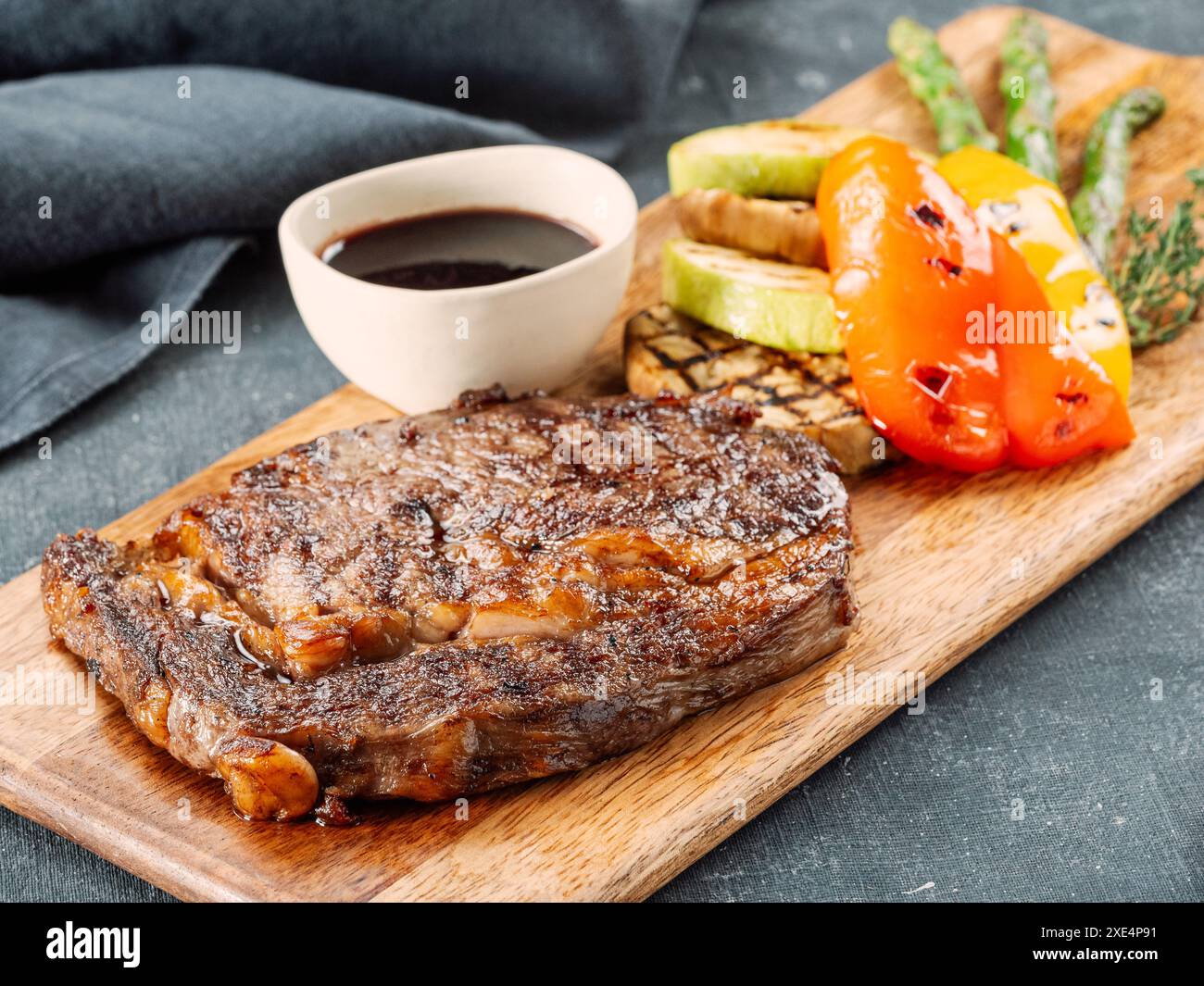 Bistecca di maiale su tagliere in legno Foto Stock
