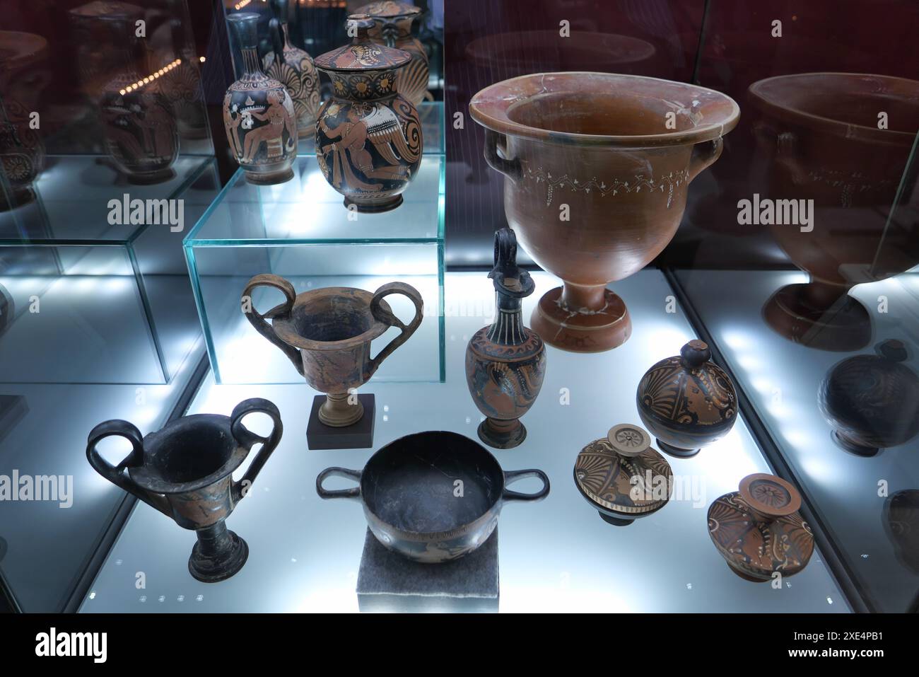 REPERTI ARCHEOLOGICI DELL'ANTICA CANOSA DI PUGLIA ESPOSTI ALL'INTERNO DEL MUSEO VESCOVILE Foto Stock