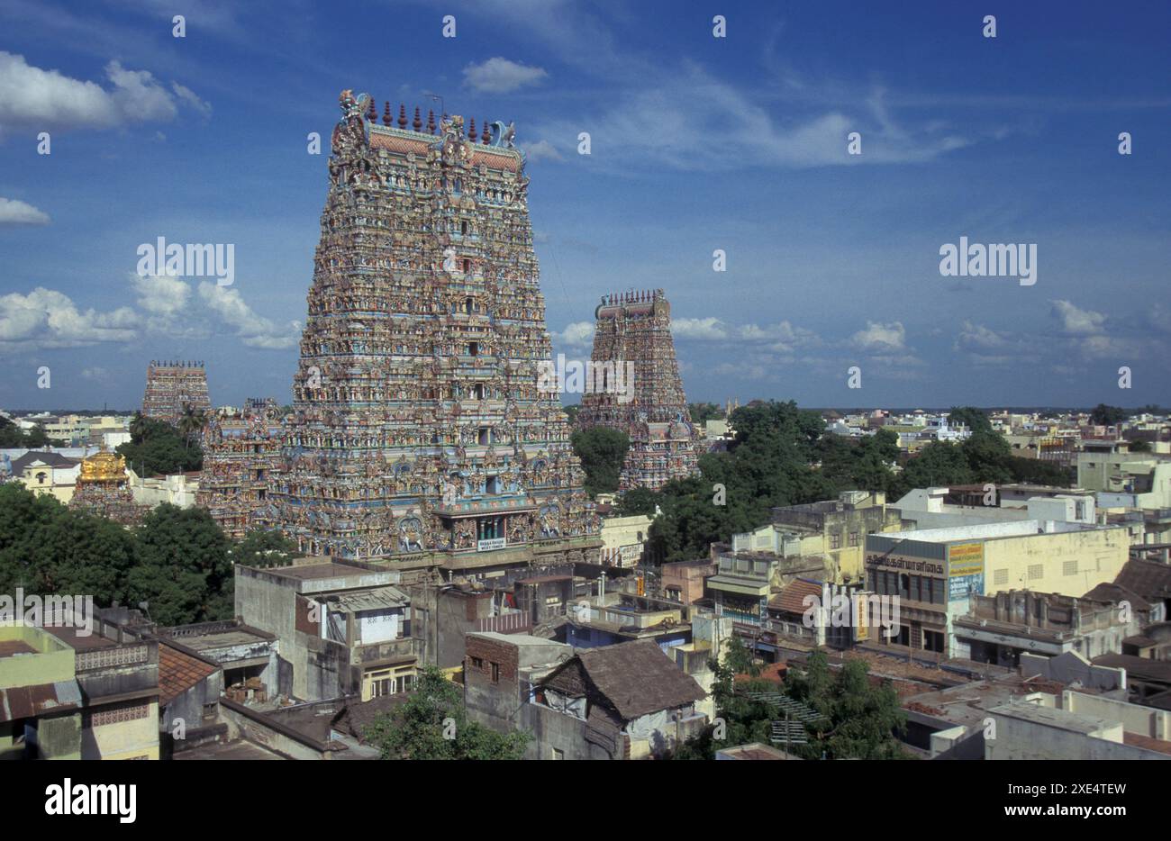 Una vista della Torre del Tempio Meenakshi Amman nella città di Madurai nella Provincia Tamil Nadu in India. India, Madurai, aprile 1998 Foto Stock