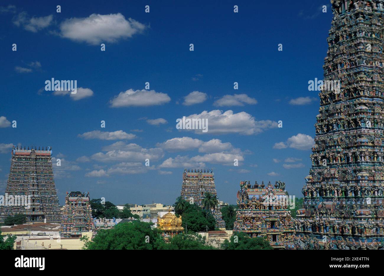 Una vista della Torre del Tempio Meenakshi Amman nella città di Madurai nella Provincia Tamil Nadu in India. India, Madurai, aprile 1998 Foto Stock